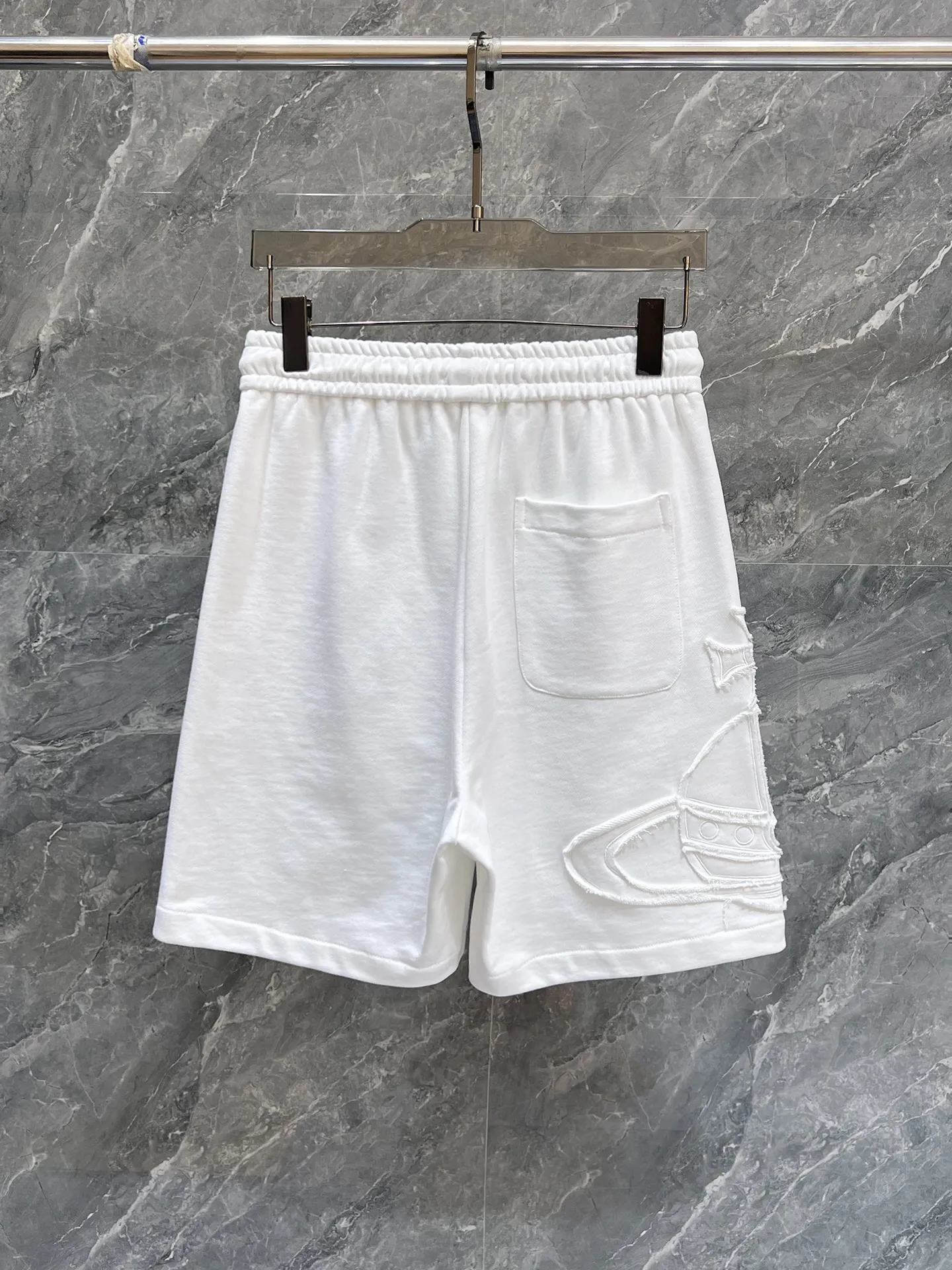 The Queen Mother's three-standard complete 2026 summer New Arrival men's casual shorts, advanced custom-made fabric Breathable fabric, Breathable elasticity and comfort, impeccable details, top-grade accessories, original logo design concept, delicate and soft feel! The upper body fit is awesome! Size: M-XXXL Please state your height and weight when ordering